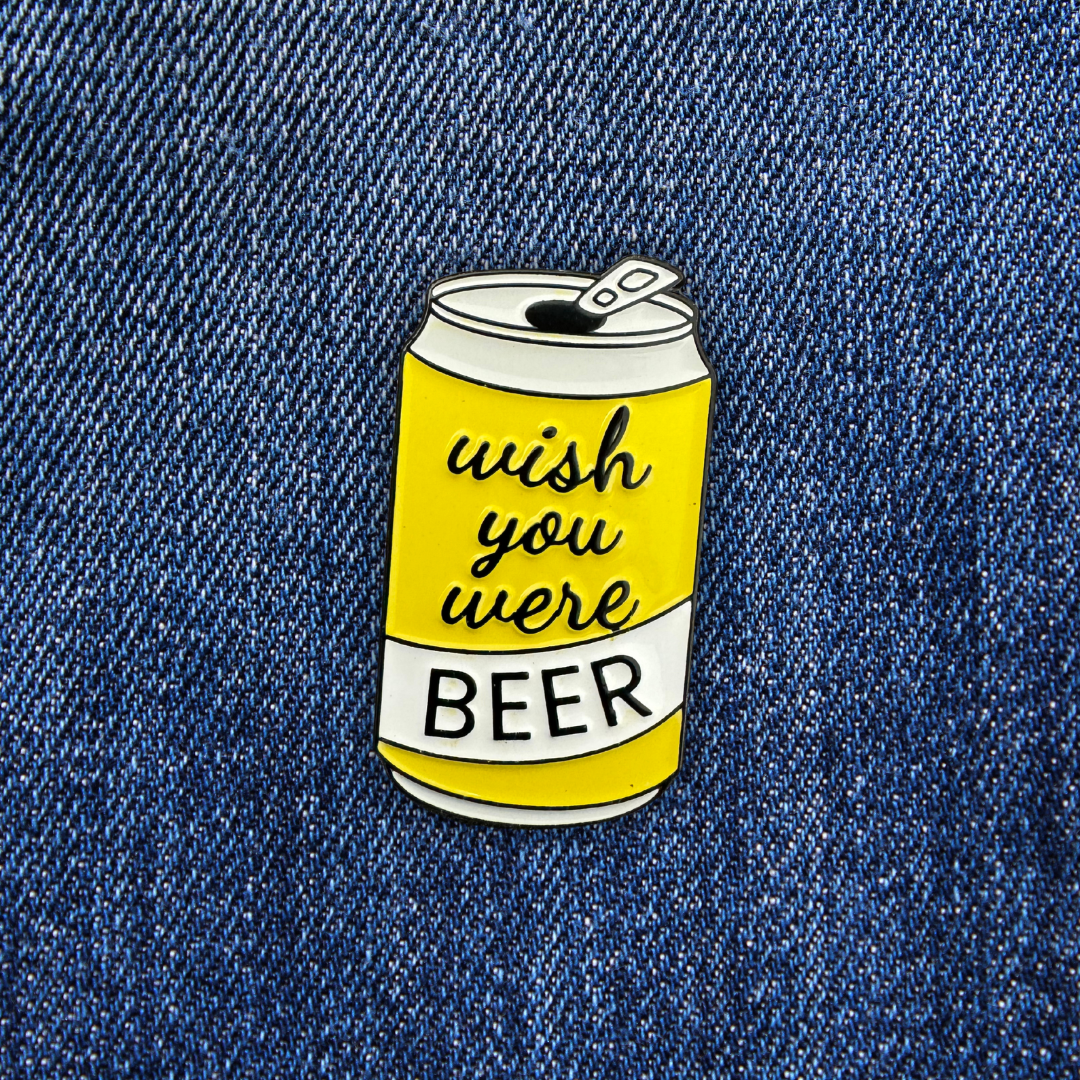 Pins WISH YOU WERE BEER sur un jean