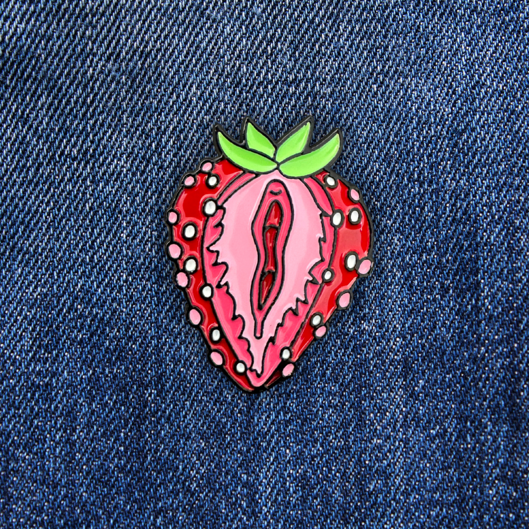 Pins Fraise Érotique sur un jean