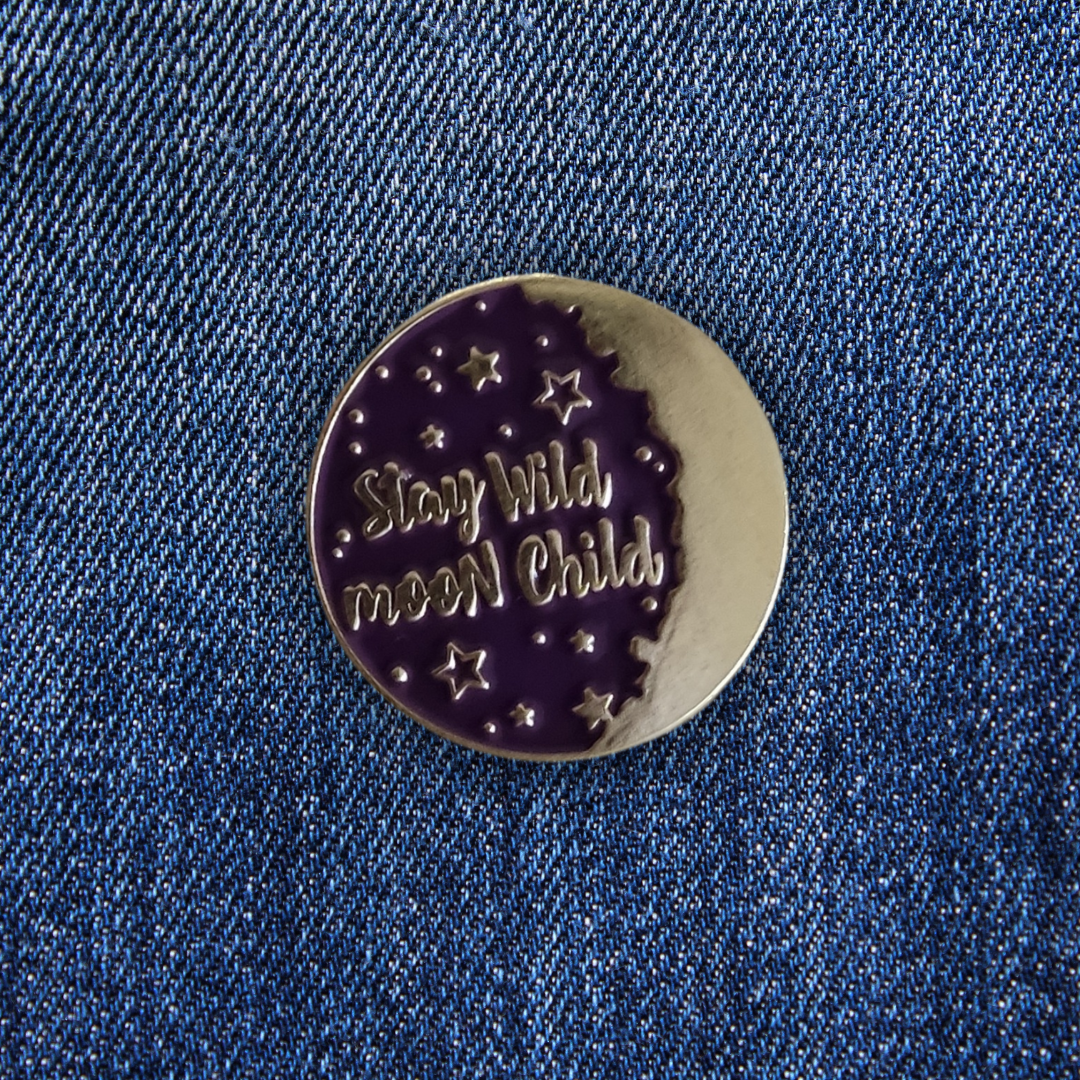 Pin's "Stay Wild Moon Child" sur un  jean