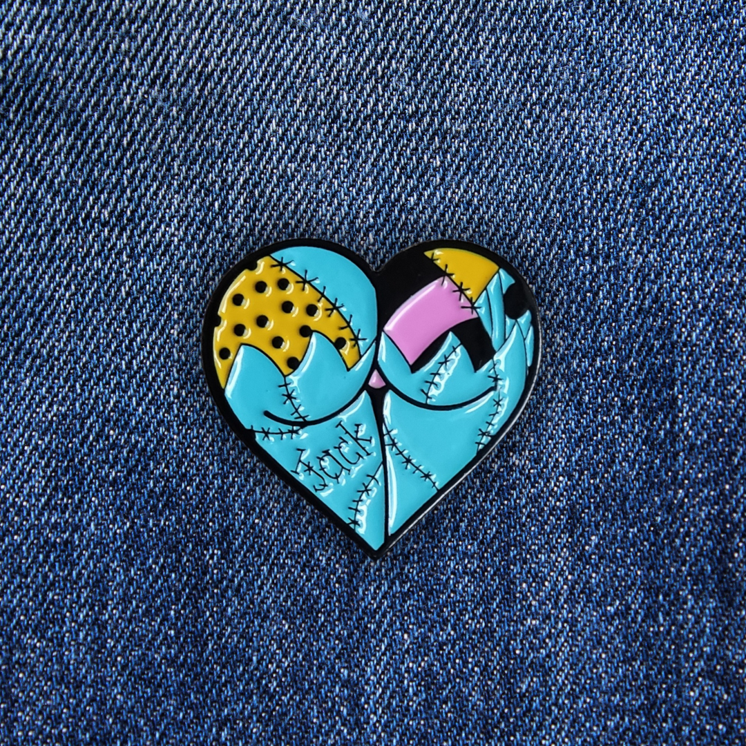 Pin's d'un coeur pop art sur un jean