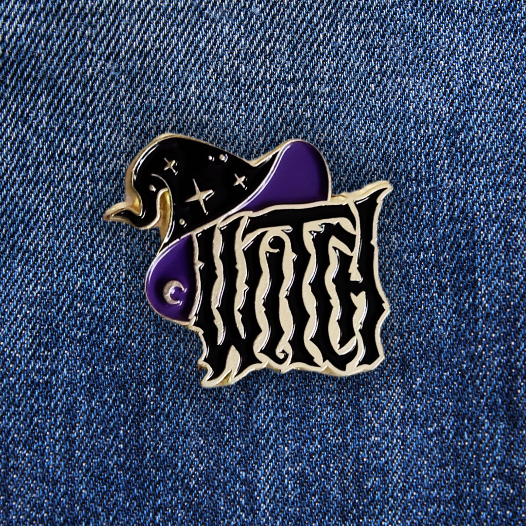 Pins WITCH sur un jean