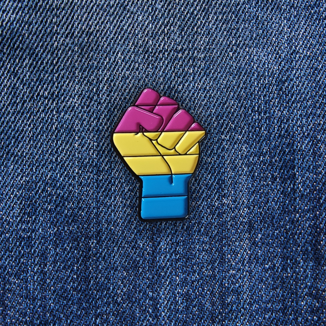 Pins Poing Levé Coloré sur un jean