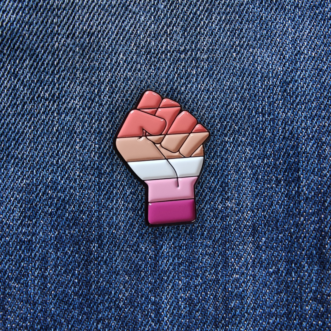 Pins Poing de la Féminité sur un jean