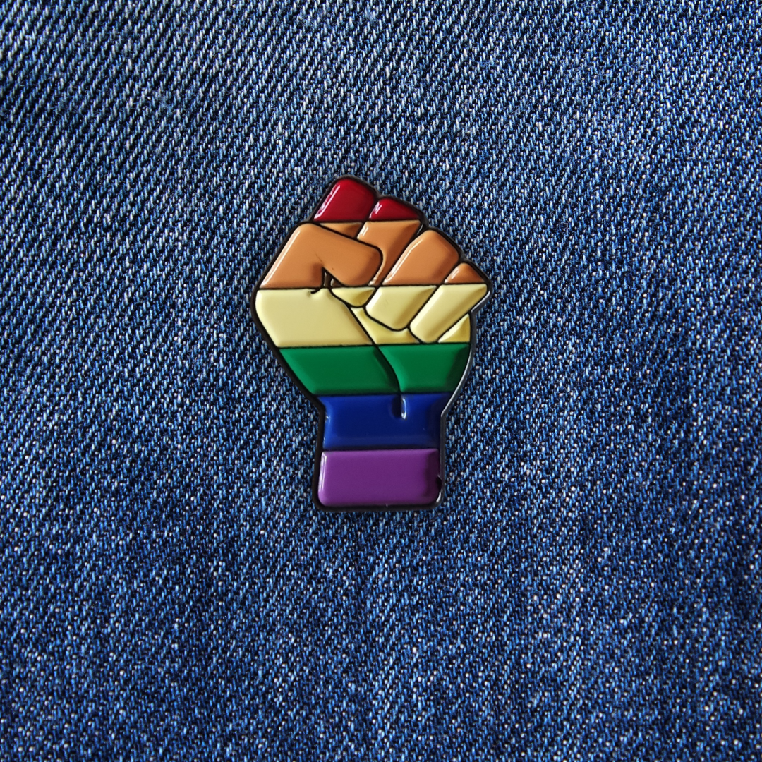 Pins Poing LGBTQ+ sur un jean