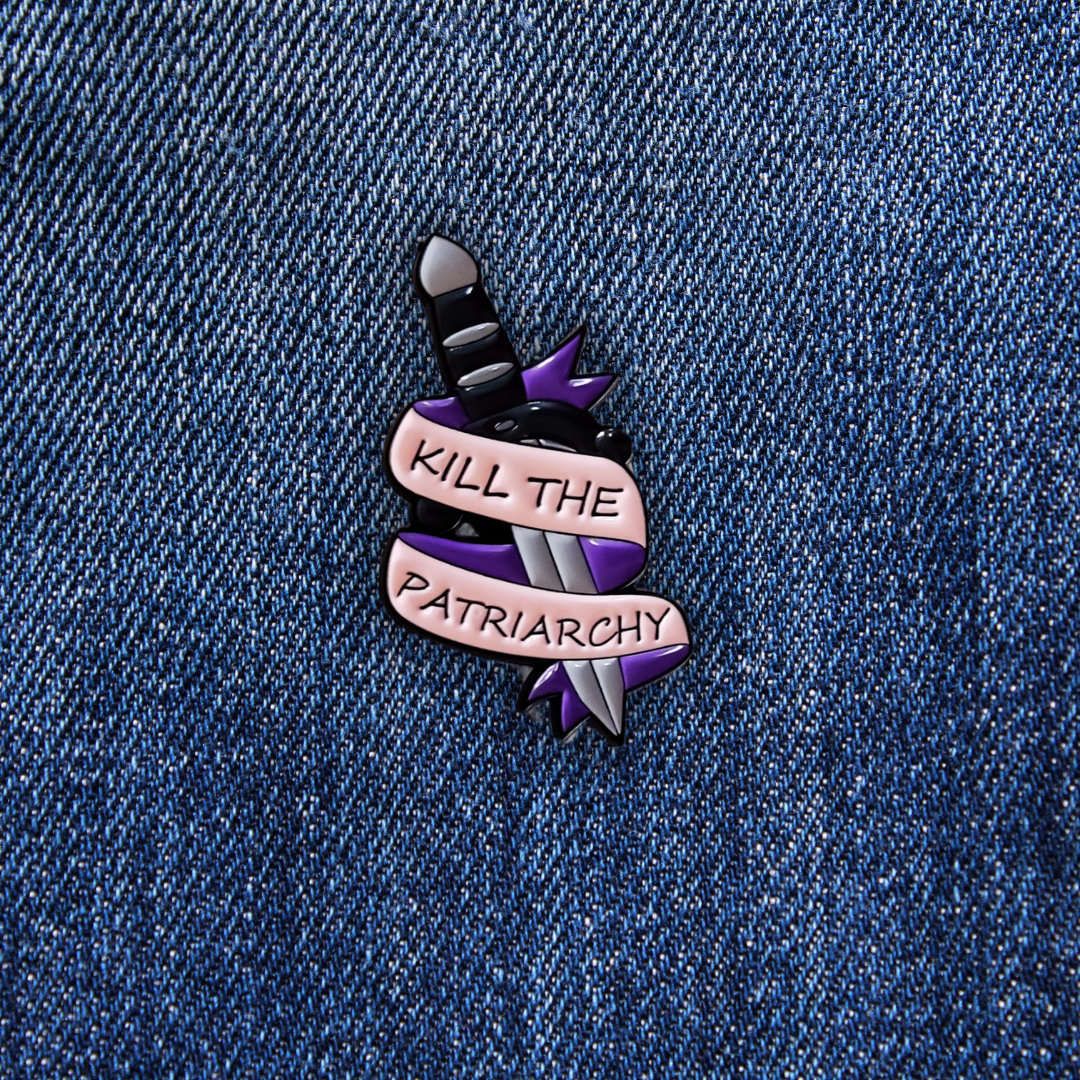 Pins Kill The Patriarchy sur un jean