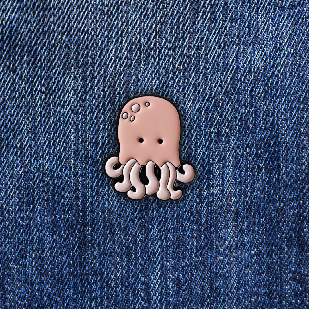 Pins Méduse sur un jean