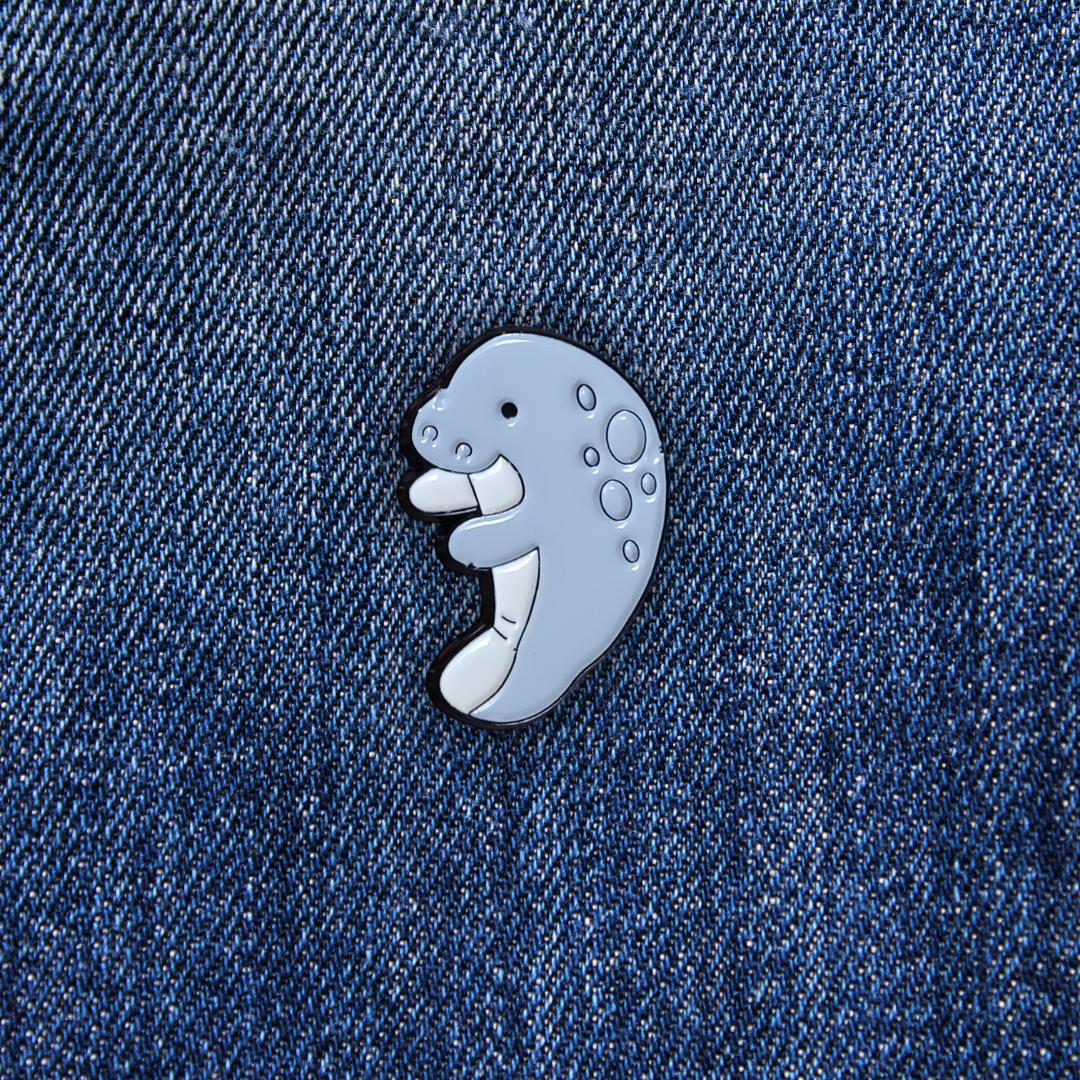 Pins Manatee sur un jean