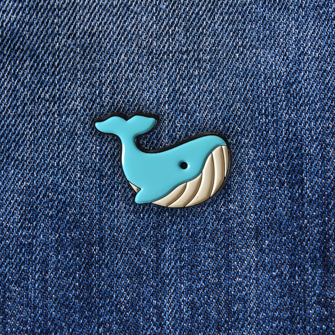 Pins Baleine sur un jean