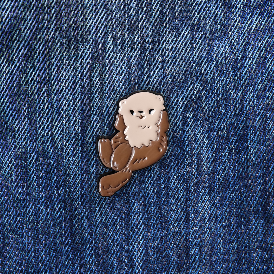 Pins Loutre sur un jean