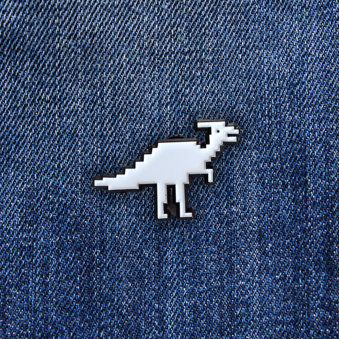 Pins Parasaurolophus pixelisé sur un jean