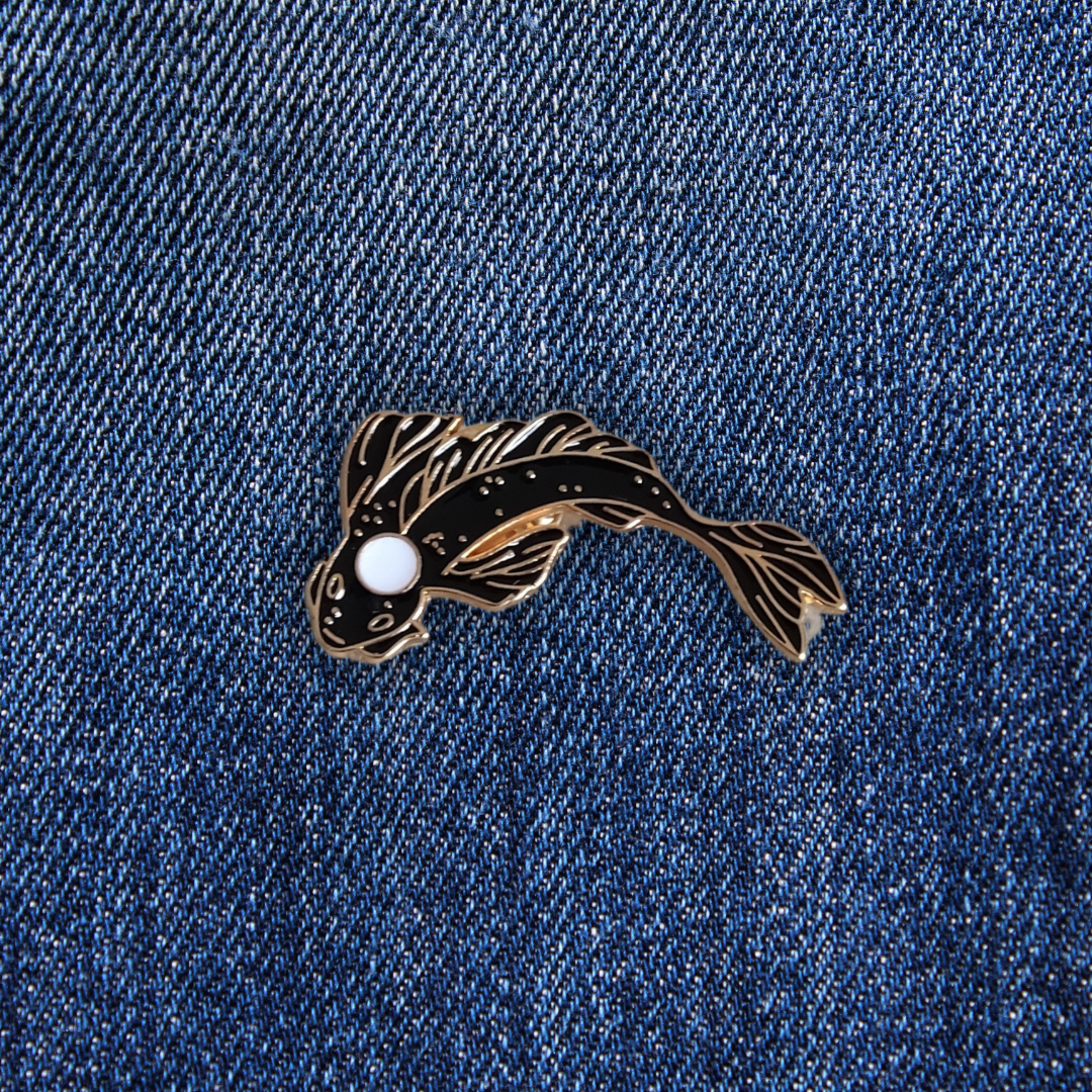 Pins Carpe Koï noire sur un jean