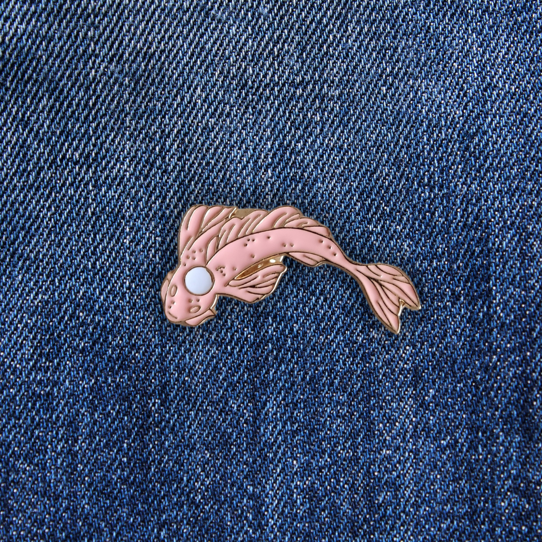 Pins Carpe Koï rose sur un jean