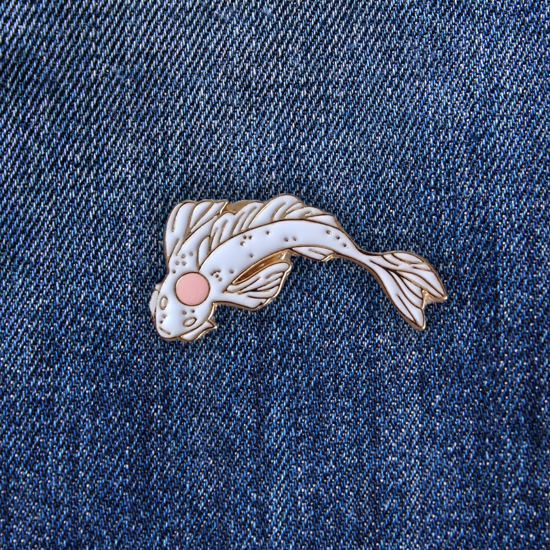 Pins Carpe Koï Blanche et Rose sur un jean