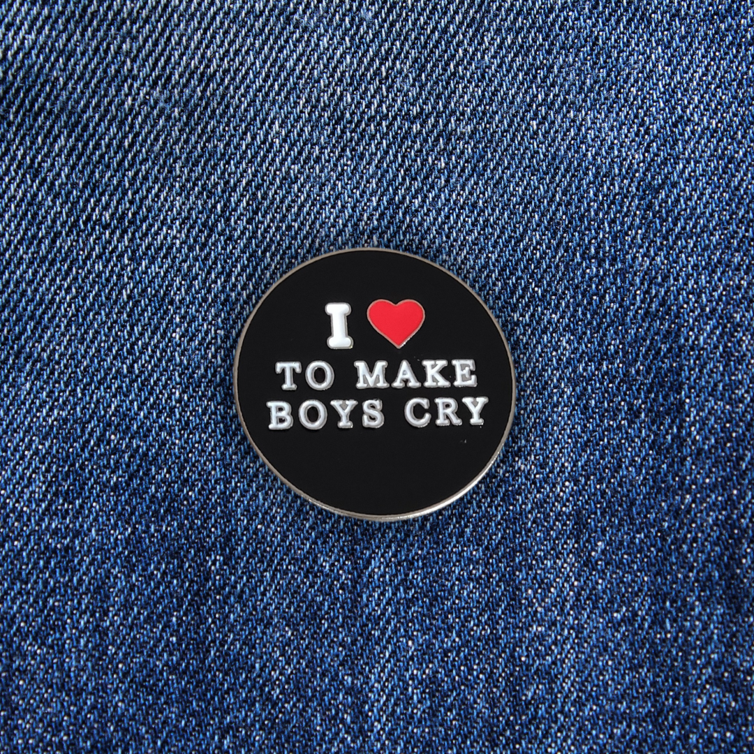 Pins I Love To Make Boys Cry sur un jean