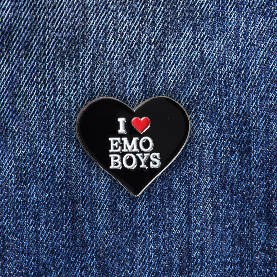 Pins I LOVE EMO BOYS sur un jean