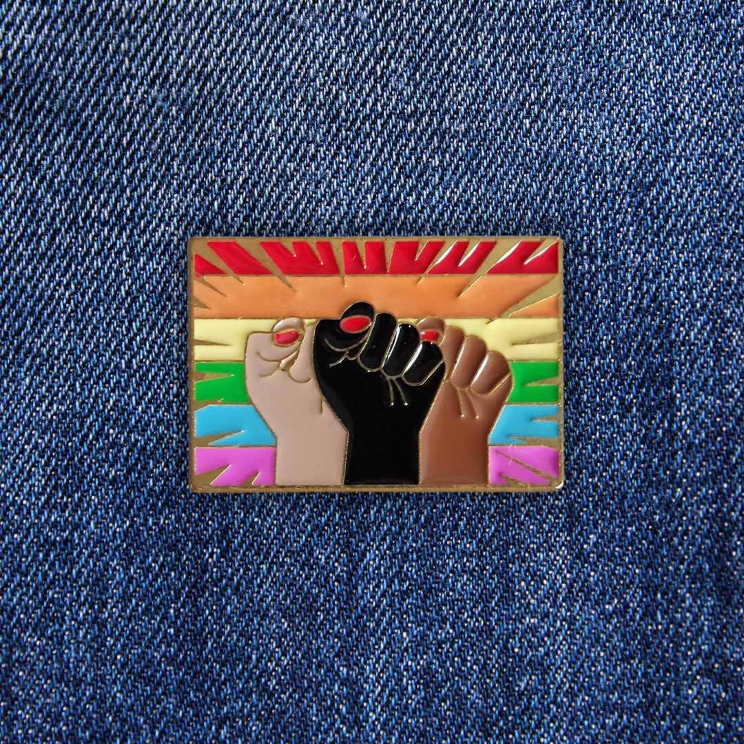 Pins UNITY RISING sur un jean