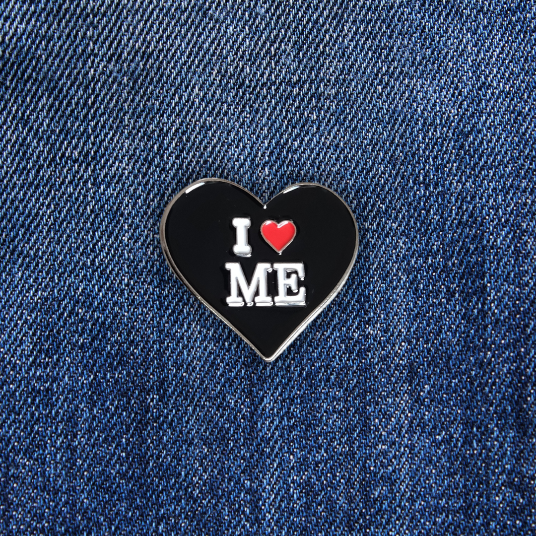 Pins I LOVE ME sur un jean