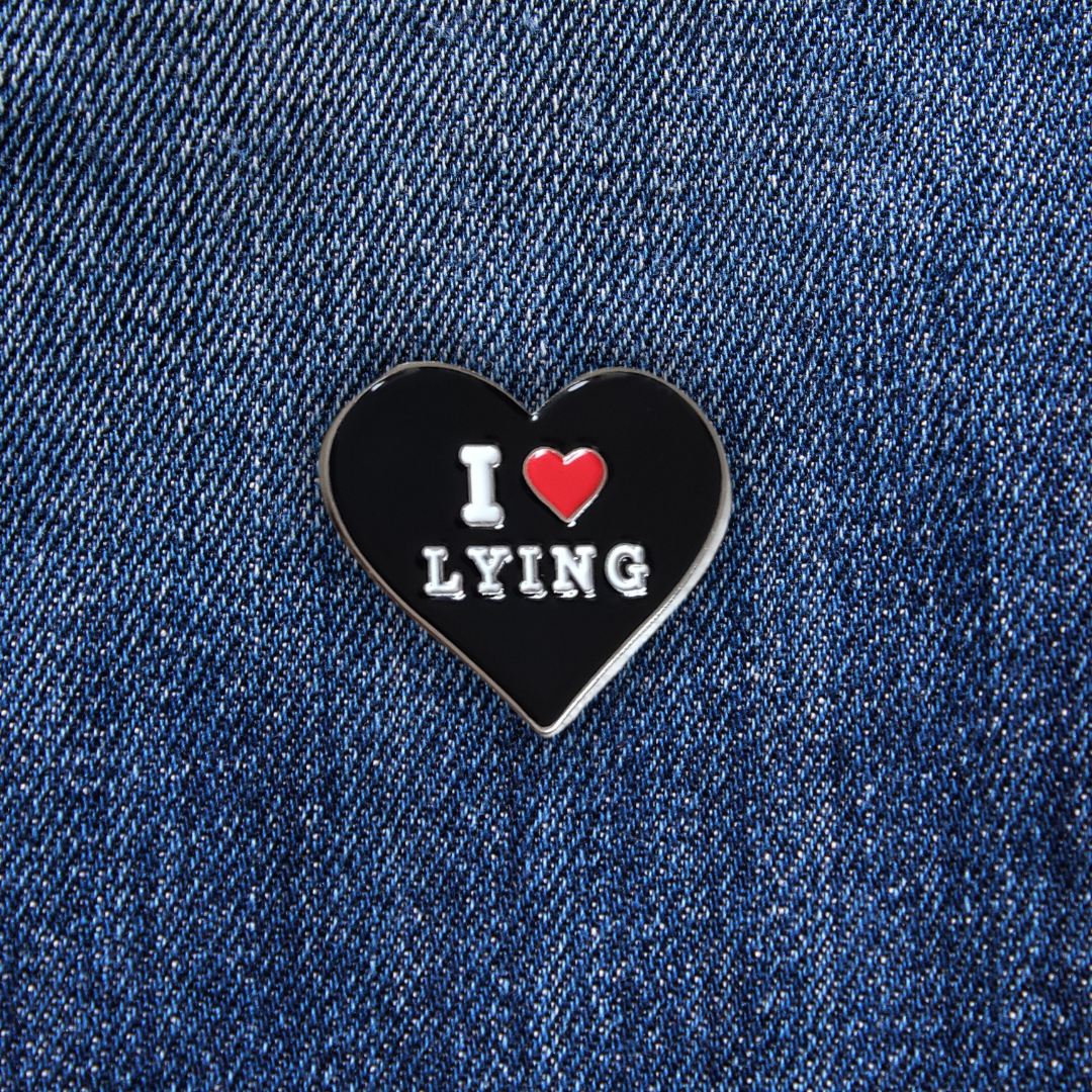 Pins I LOVE LYING sur un jean