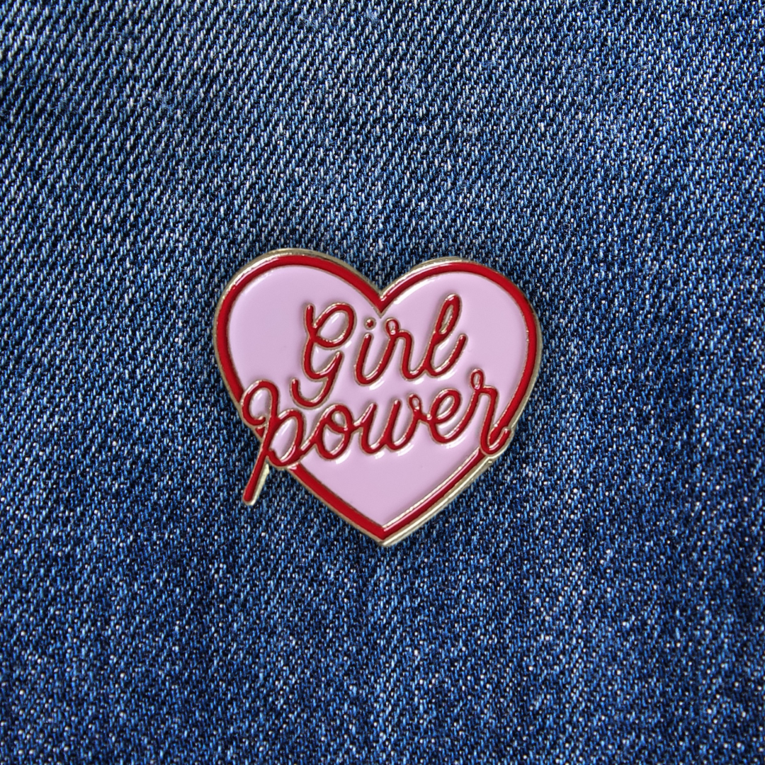 Pins Girl Power sur un jean