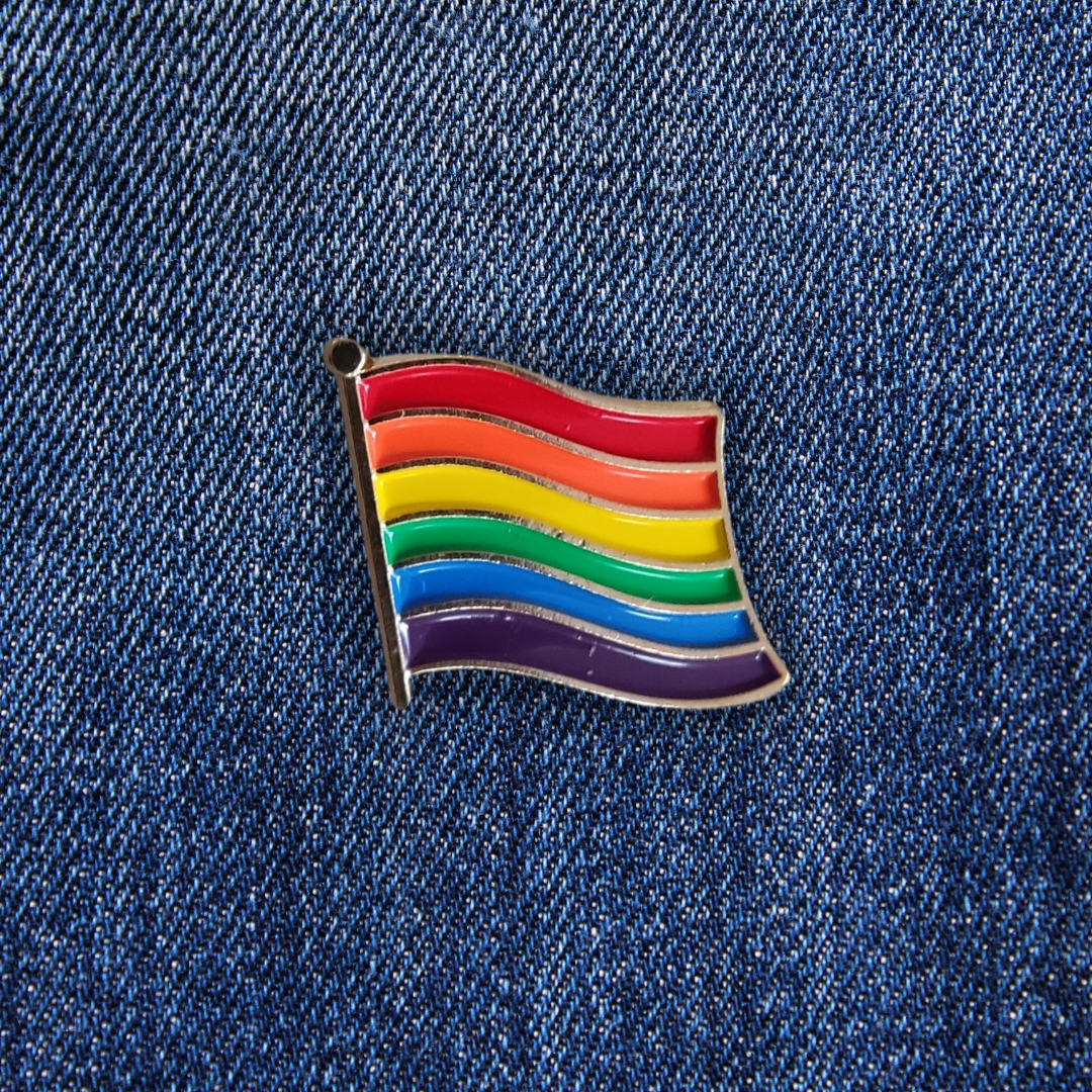 Pins Drapeau Arc-en-ciel sur un jean