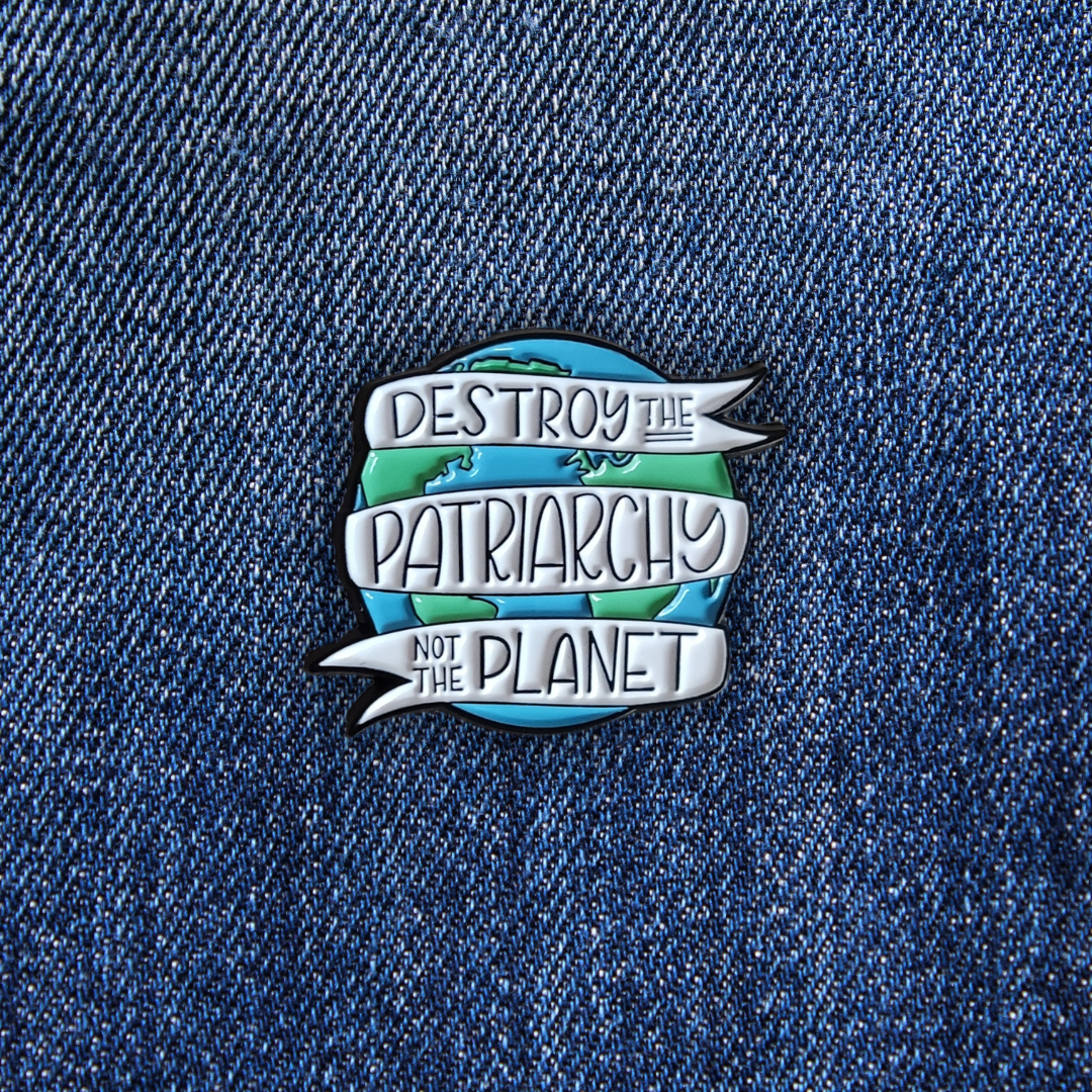 Pins Destroy the Patriarchy, Not the Planet sur un jean