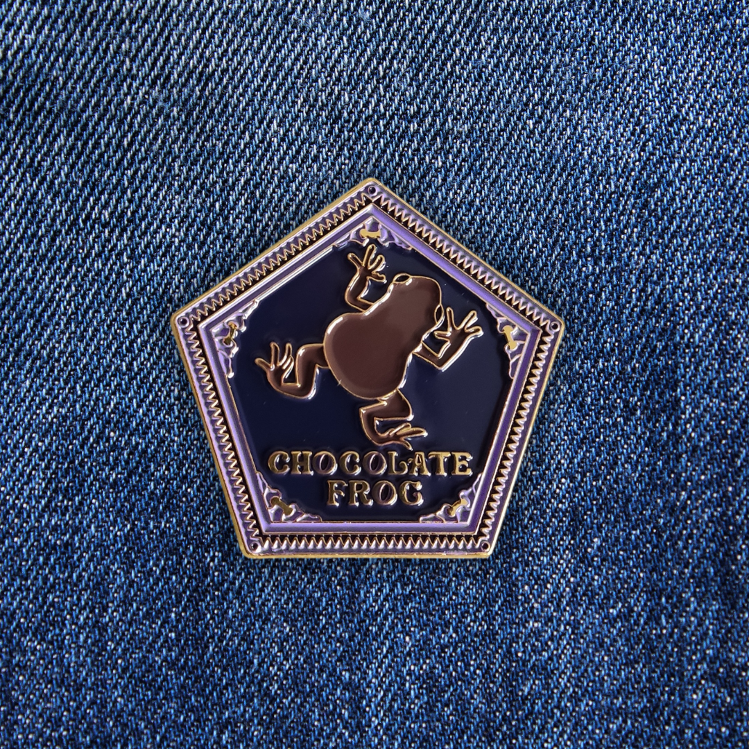 Pins Chocolate Frog sur un jean