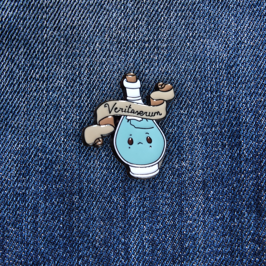 Pins Potion de Vérité sur un jean