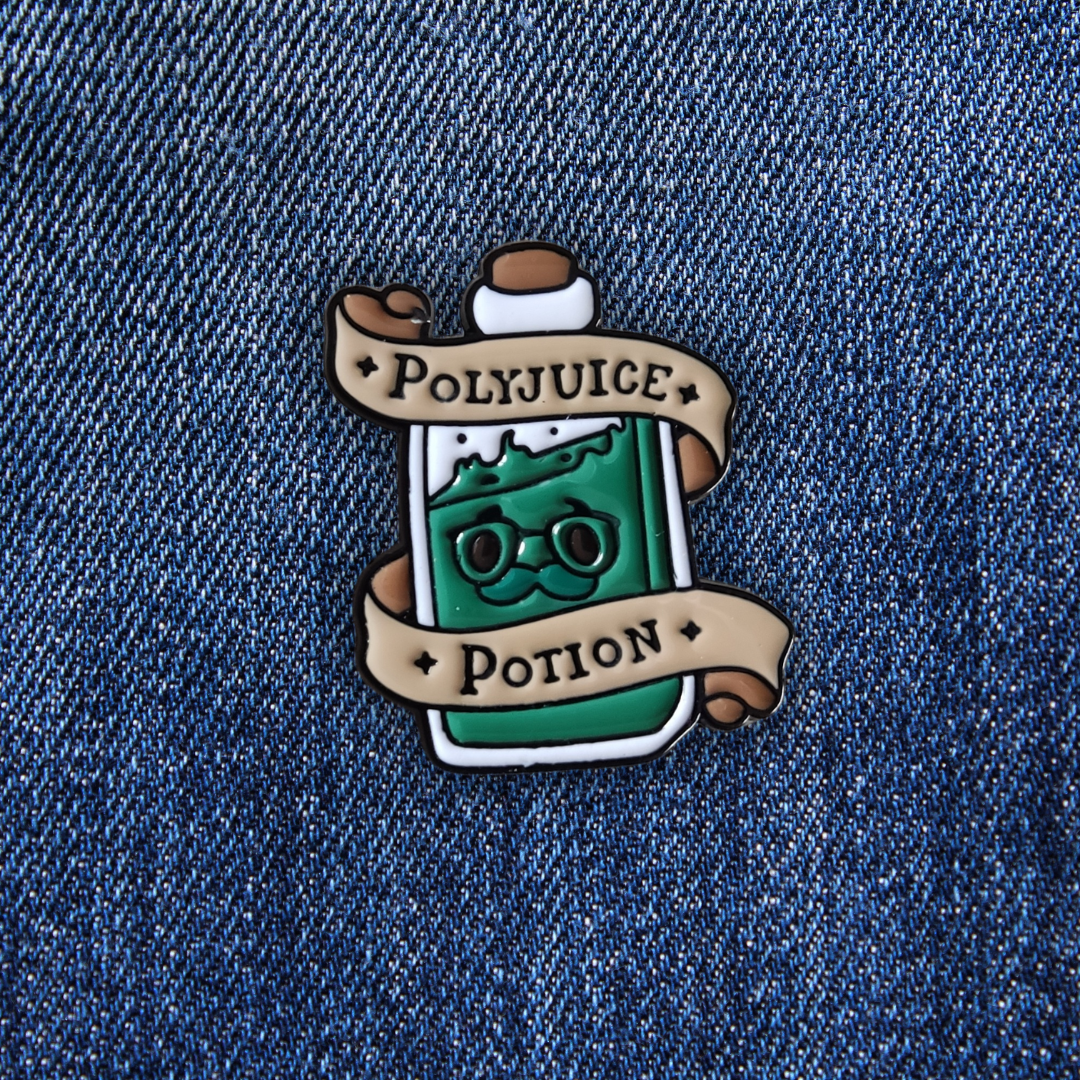 Pins Potion de Polymorphie sur un jean