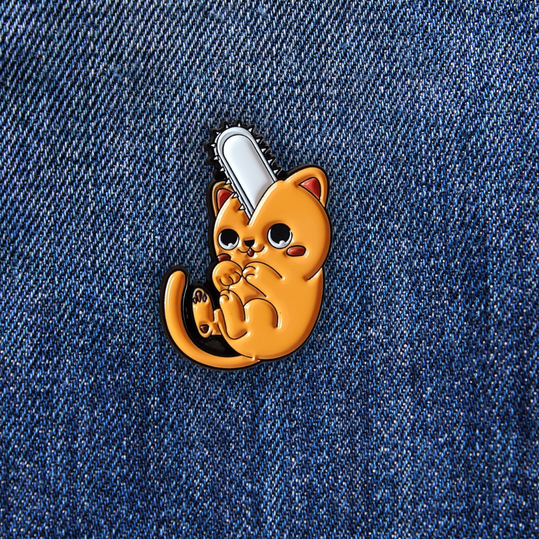 Pins Chainsawcat sur un jean