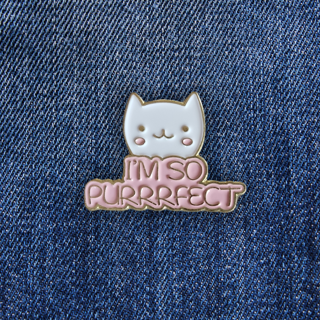 Pins I'm So Purrrfect sur un jean