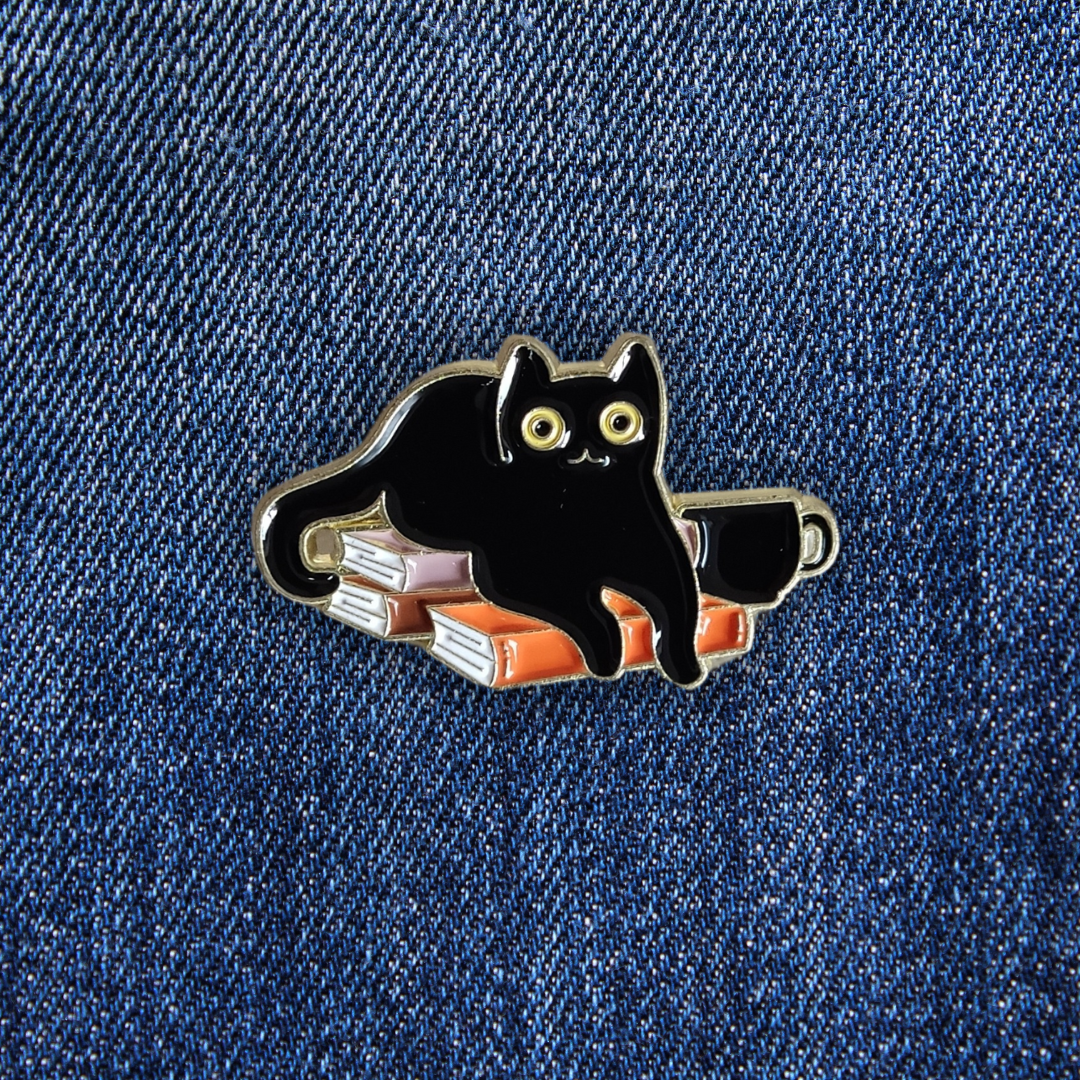 Pins petit chat noir et son café sur un jean