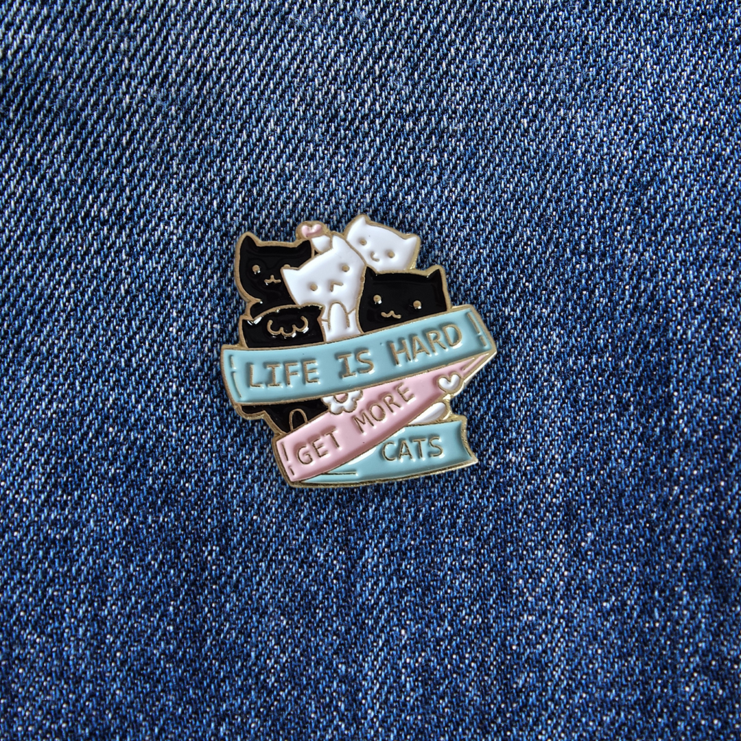 Pins LIFE IS HARD GET MORE CATS sur un jean