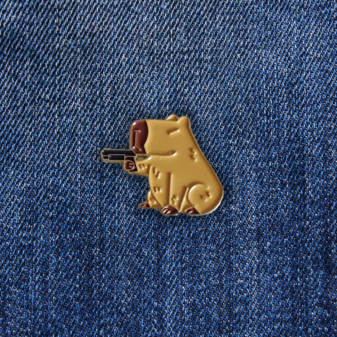 Pins Capybara Armé sur un jean