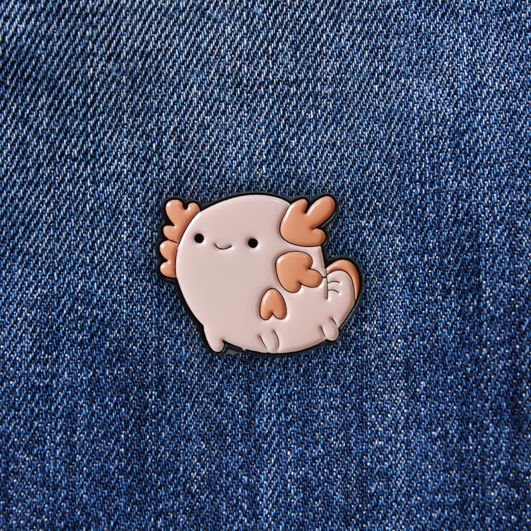 Pins Axolotl Souriant sur un jean