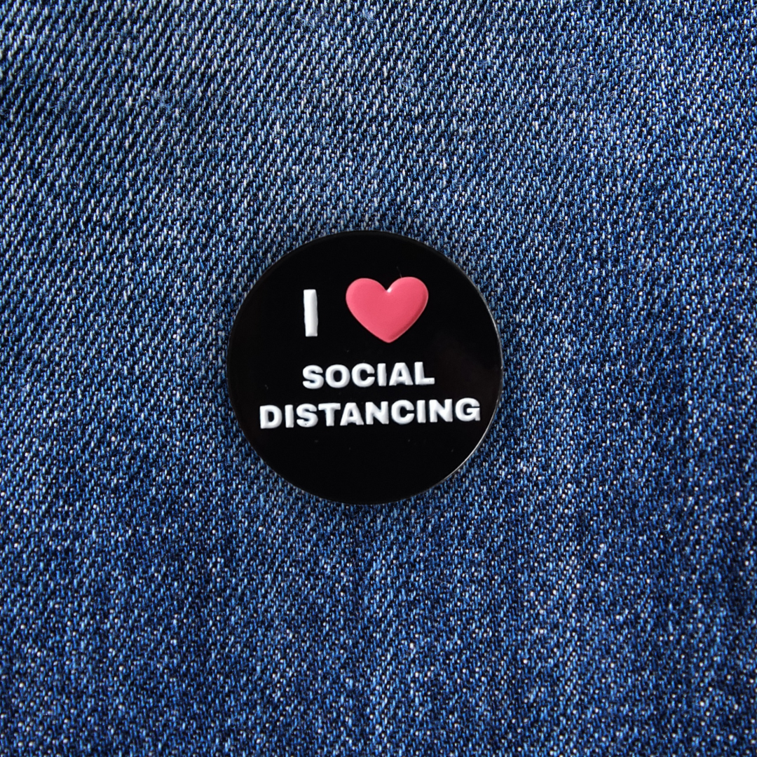 Pins I LOVE SOCIAL DISTANCING sur un jean