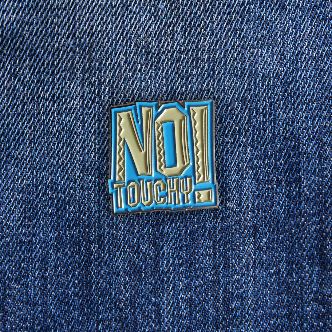 Pins NO TOUCHY sur un jean