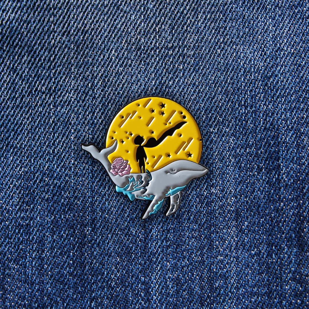 Pins Le Petit Prince et Baleine sur un jean