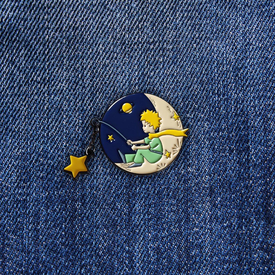 Pins Pêche Étoilée sur un jean