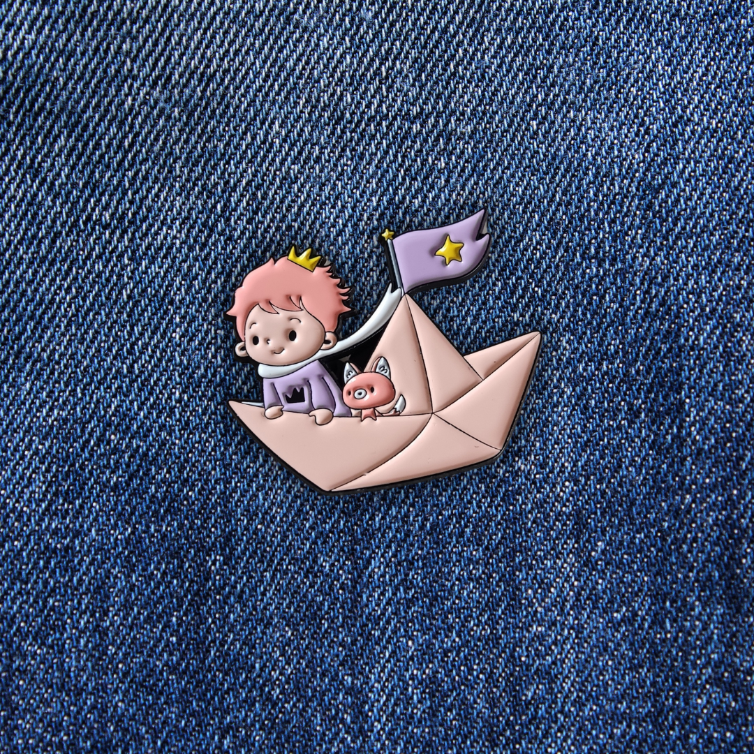 Pins Voyage Imaginaire sur un jean