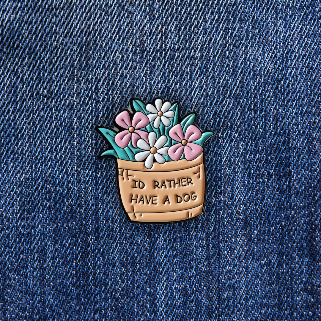 Pins I'D RATHER HAVE A DOG sur un jean