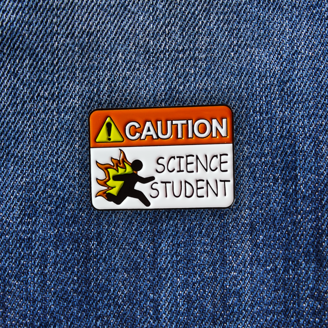 Pins CAUTION SCIENCE STUDENT sur un jean