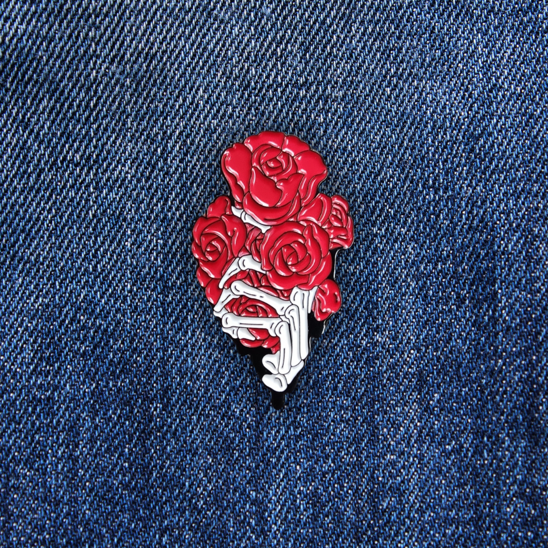 Pins Éclat Floral Squelettique sur un jean