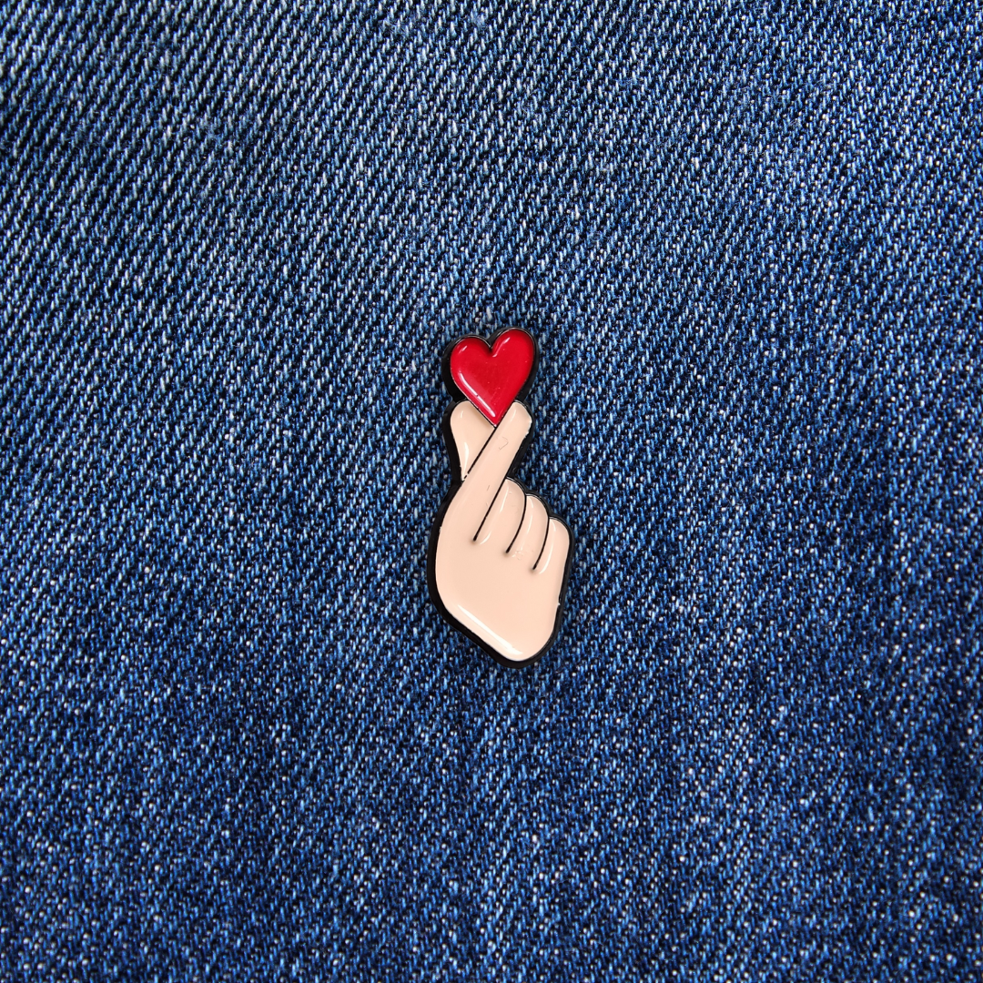 Pins Cœur dans la main sur un jean