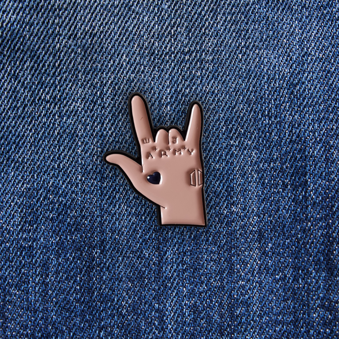 Pins Signe de la Main Rock sur un jean