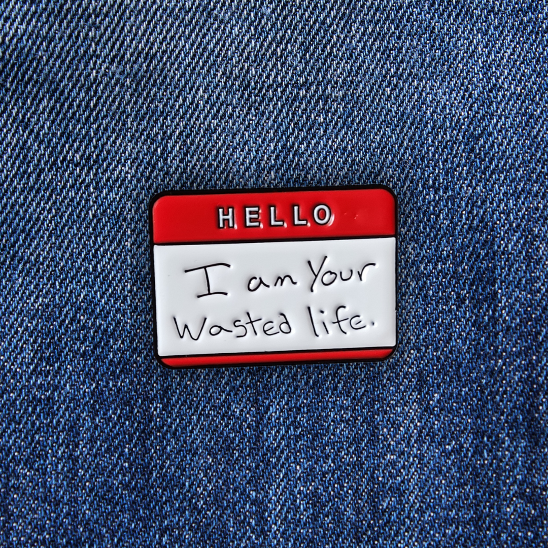 Pins I'M YOUR WASTED LIFE sur un jean