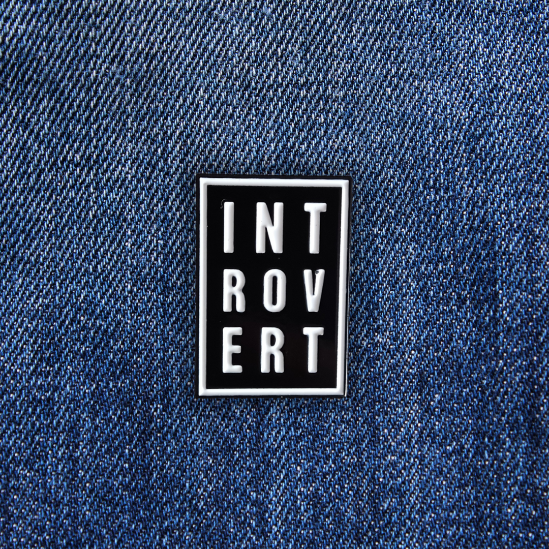 Pins INTROVERT sur un jean