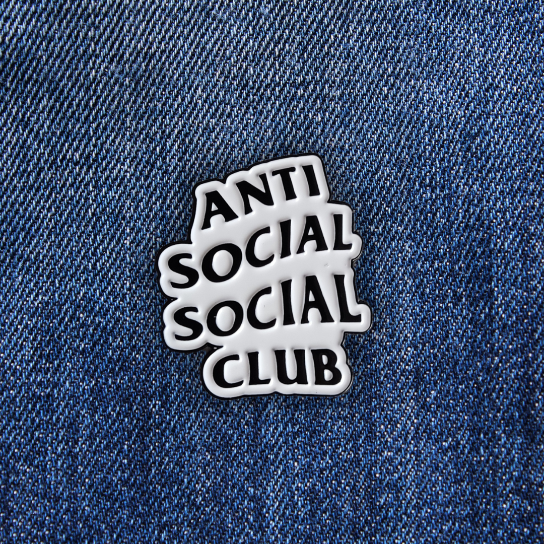 Pins ANTI SOCIAL SOCIAL CLUB sur un jean