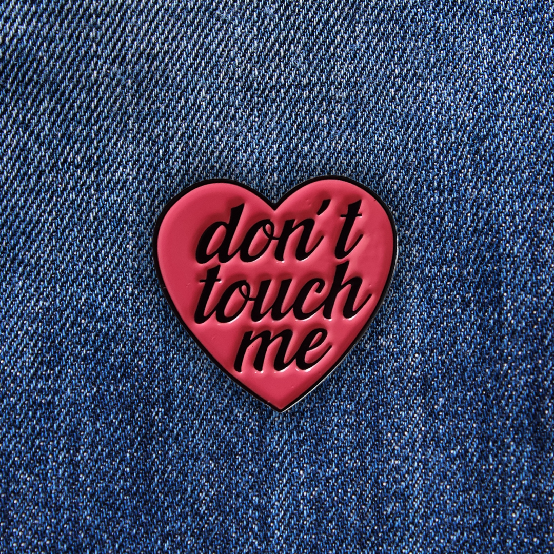 Pins DON'T TOUCHE ME sur un jean