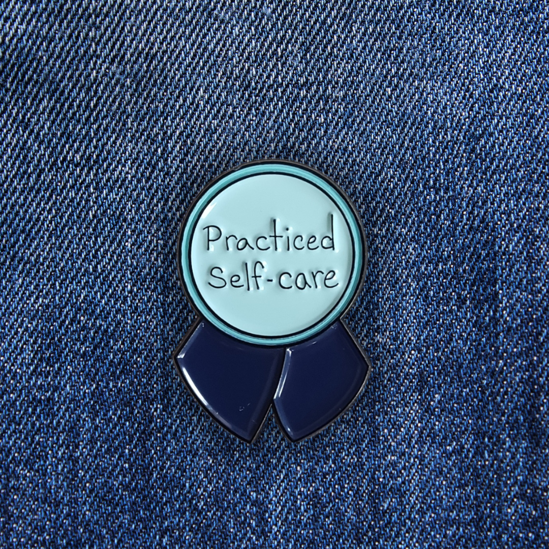 Pins SELF-CARE sur un jean