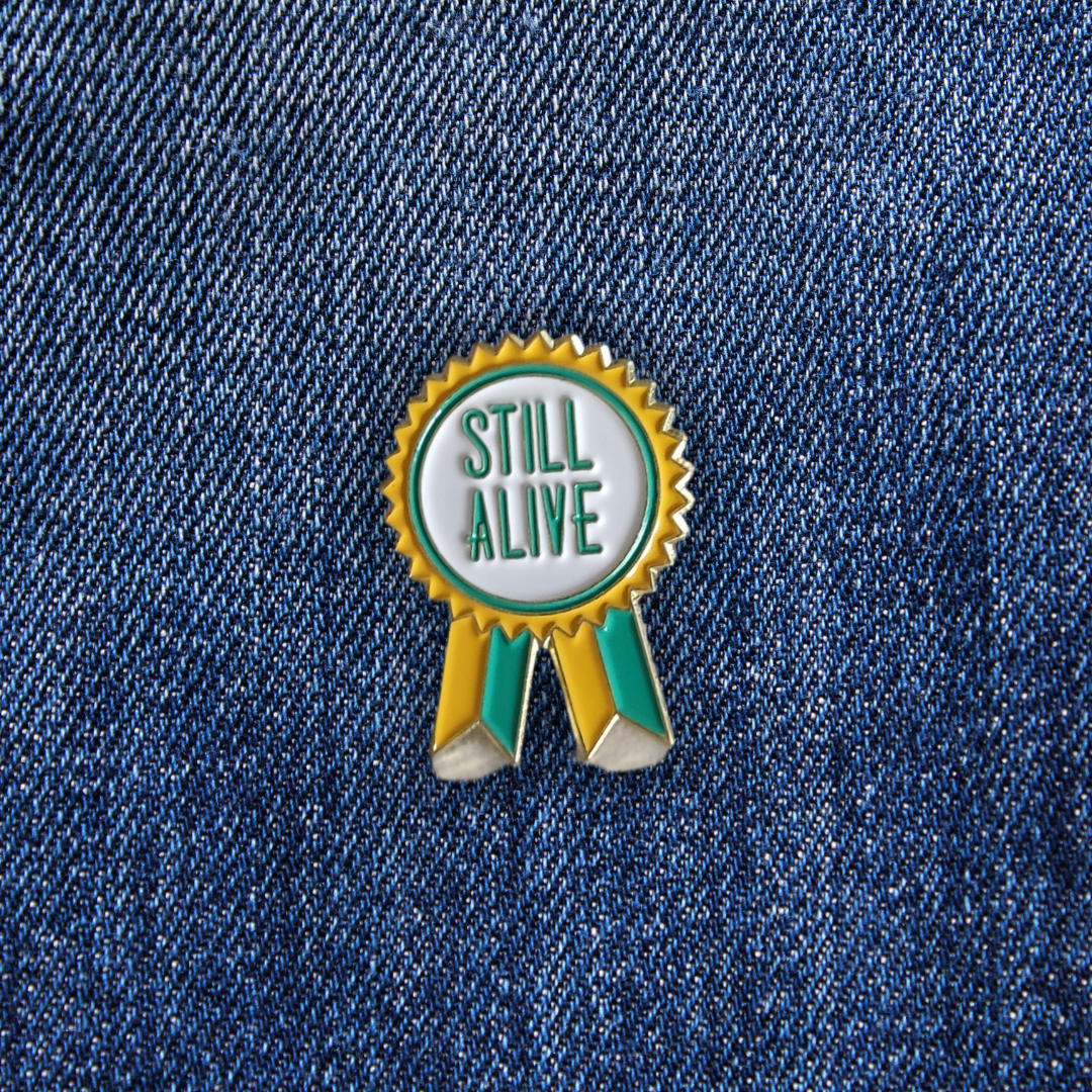 Pins ALIVE sur un jean